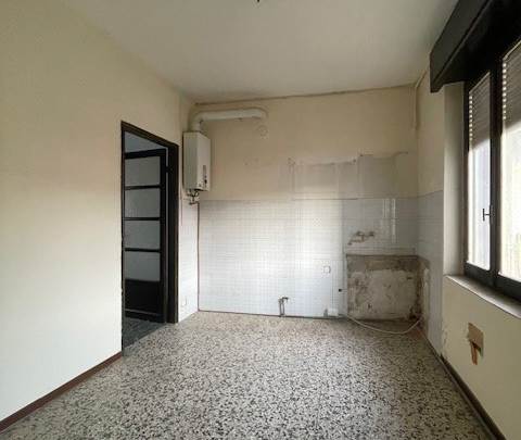 2 locali da ristrutturare!!